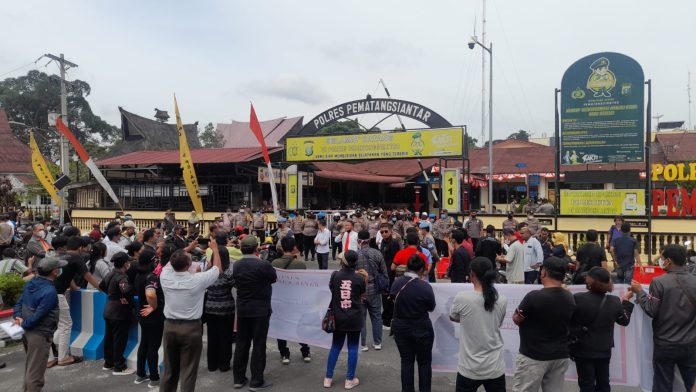 Korban Investasi Bodong Oknum Anggota DPRD Siantar Demo Kejari dan Mapolres