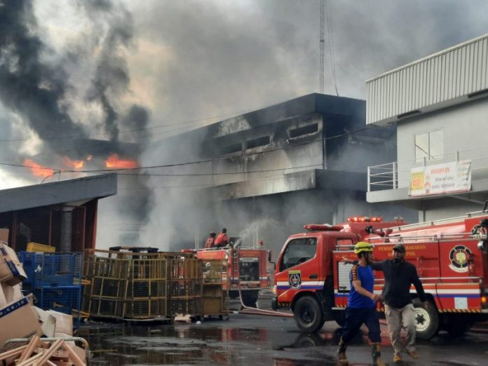 Gudangnya di Depok Terbakar, JNE Siap Ganti Rugi Barang Konsumen