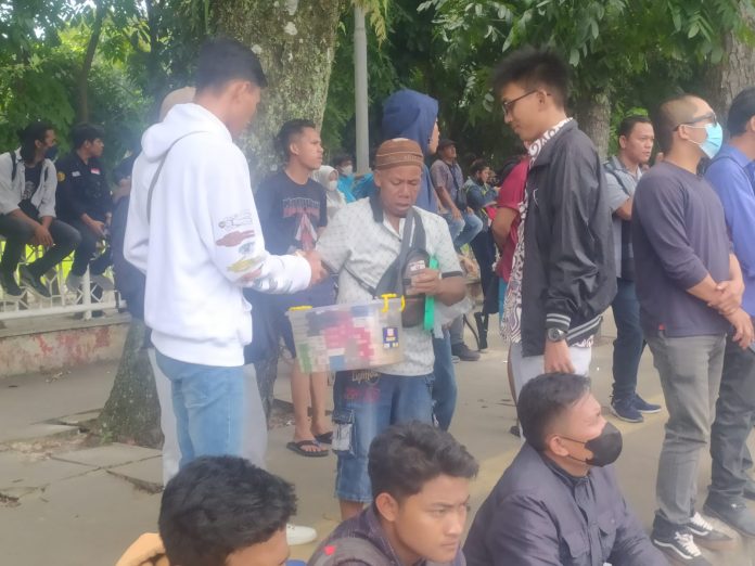 Mahasiswa Demo di Depan Kantor DPRD Siantar, PKL Raup Rezeki