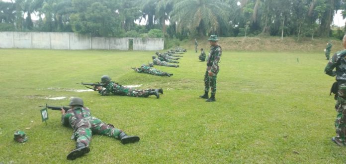 Asah Kemampuan, Prajurit Korem 022/Pantai Timur Latihan Menembak