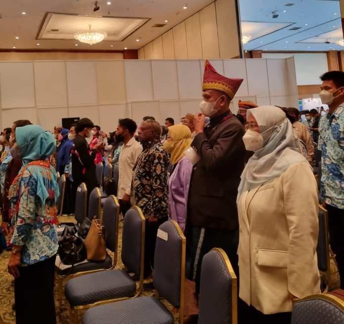 Wabup Pakpak Bharat Terima Anugerah Pendidikan Indonesia 2022