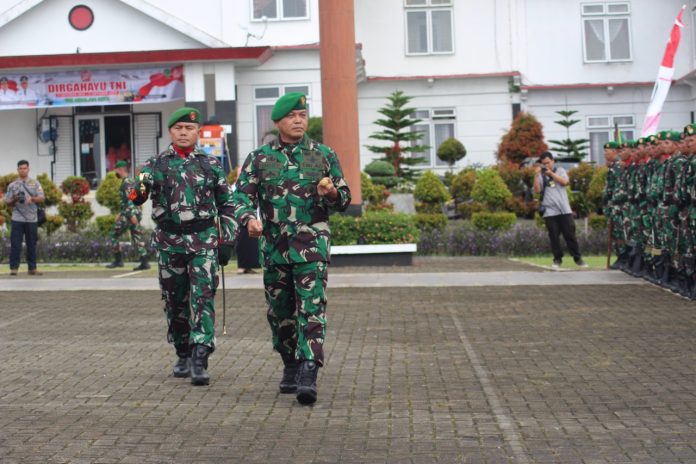 Kolonel Inf Dody Triwinarto, S.I.P., M.Han, Darem 023/KS, selaku Inspektur upacara HUT TNI ke-77. (f:ist/mistar)
