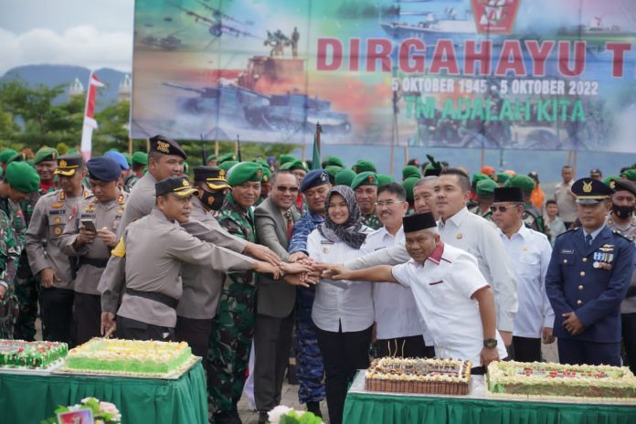 Bupati Pakpak Bharat, Franc Bernhard Tumanggor didaulat menggunting pita balon Ulang Tahun Tentara Nasional Indonesia ke-77.(f:ist/mistar)