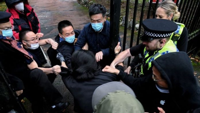 Menlu Inggris: Pemukulan di Konsulat China Tak Bisa Diterima