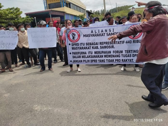 P-APBD Samosir Gagal Disahkan, Massa Demo di Kantor DPRD