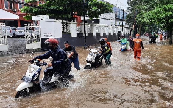 Kali Ciliwung Meluap, Ibu Kota Jakarta Terendam Banjir - HARIAN MISTAR