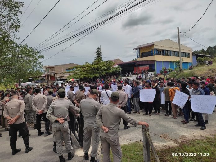 Sejumlah Pendemo di DPRD Samosir Ngaku Tertipu, Dikira Demo Kelangkaan Pupuk