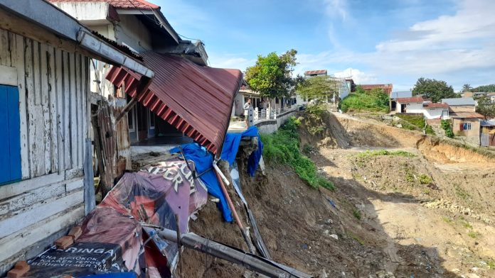 4 Rumah Warga Nyaris Roboh Akibat Longsor di Jalan Siak Ujung Siantar