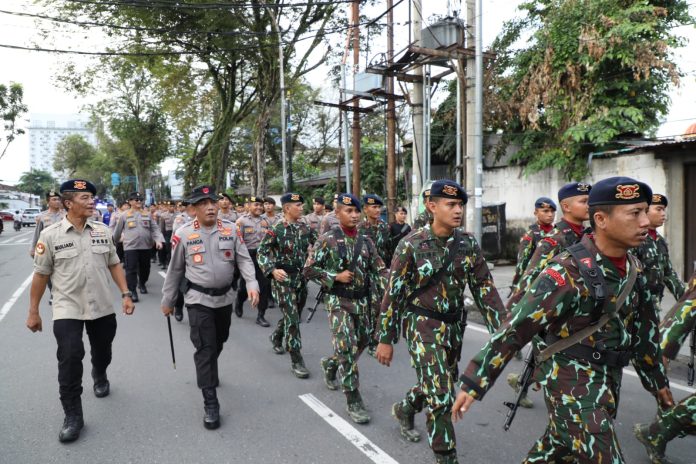 Pasukan Brimob Polda Sumut Longmarch Pataka Perpindahan Mako