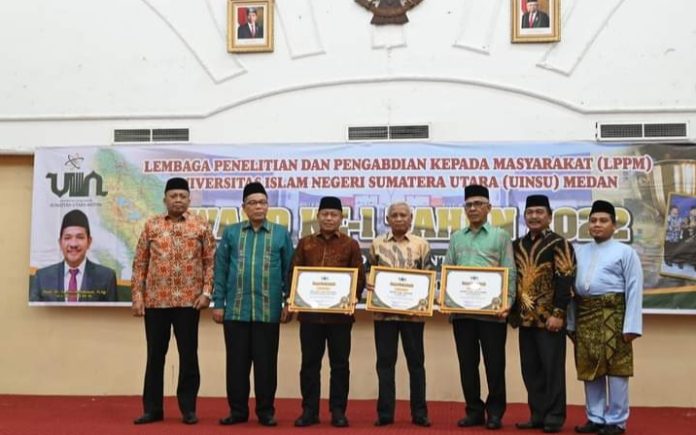 Wali Kota Tanjungbalai Waris Tholib Terima Penghargaan dari LPPM UINSU