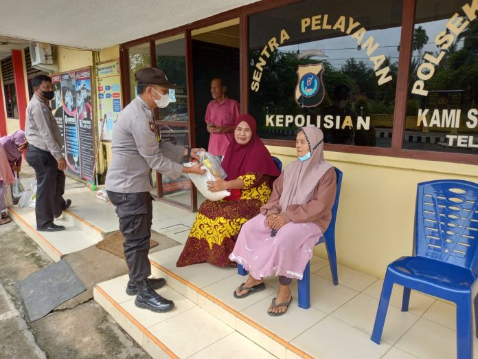 Polsek Bangun Purba Bagikan Sembako ke Warga