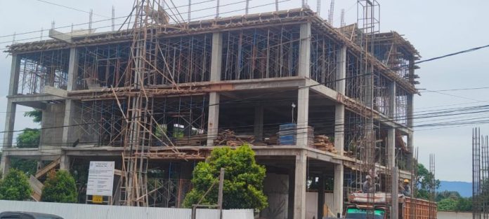 Pekerja Tak Gunakan APD, Biaya Proyek Gedung di Sidikalang Dipertanyakan