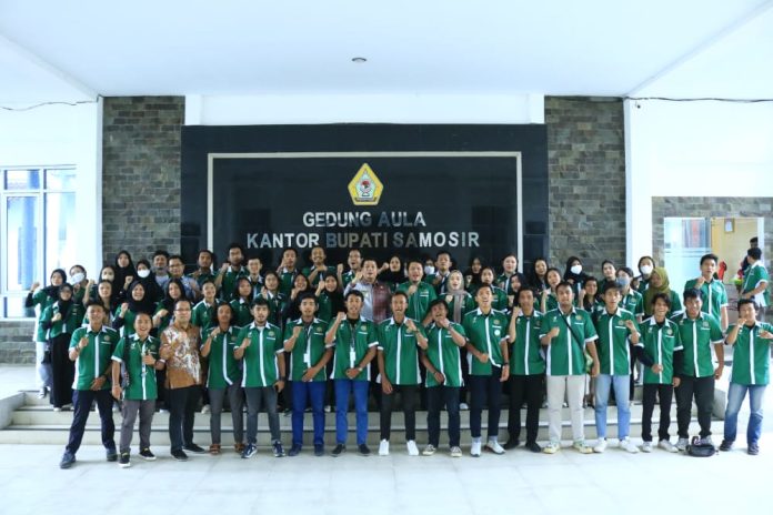 Bupati Samosir Lepas 152 Mahasiswa USU yang Telah Selesai KKNT