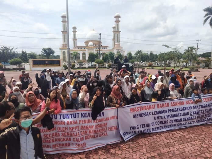 Warga Bagan Asahan Demo Kantor Bupati Minta Pembatalan Hasil Pilkades