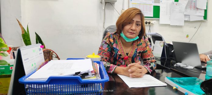Kepala Bidang Pelayanan dan Penunjang Medik RSUD Sidikalang, dr Mei Sitanggang di ruang kerjanya, Jumat(4/11/22). (f:manru/mistar)