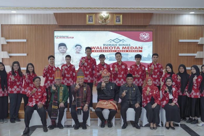 Bobby Nasution didampingi Kadis Pendidikan dan Aspem saat berfoto bersama dengan 18 siswa pertukaran pelajar ke Gwangju di Rumah Dinas Walikota Medan (f:ist/mistar)