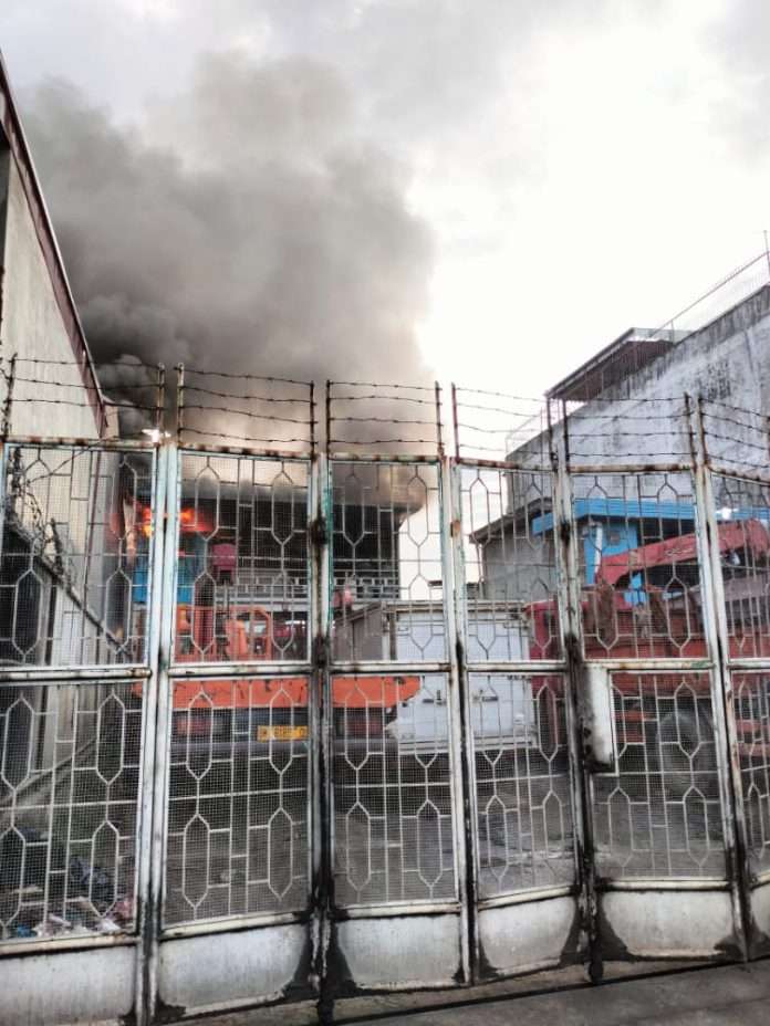 Gudang Penyimpanan Perkakas Alat Berat di Medan Labuhan Terbakar