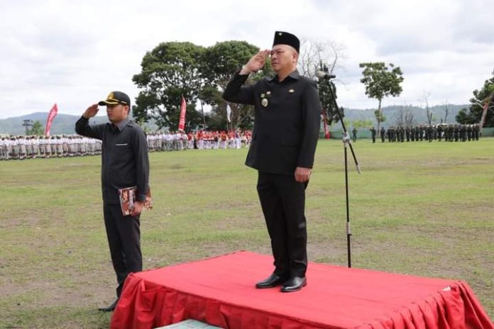 Bupati Tapanuli Utara Drs Nikson Nababan saat memimpin upacara peringatan Hari Pahlawan.(f:ist/mistar)