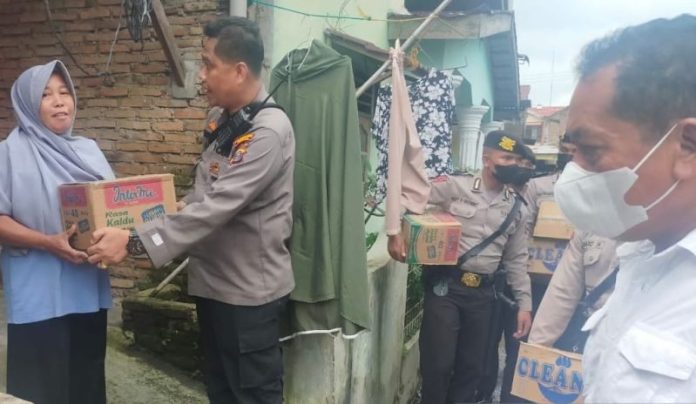 Kapolrestabes Medan Serahkan Bantuan Sembako Warga Terdampak Banjir