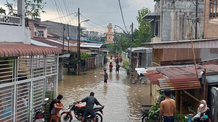 Banjir Masih Menggenangi Rumah Warga di Medan