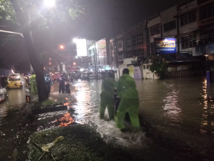 Tim SAR Polda Sumut Evakuasi Warga Terdampak Banjir di Medan
