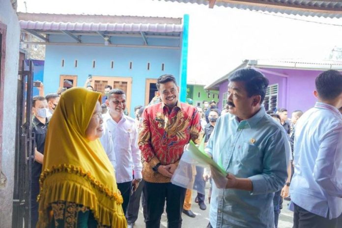 Bobby Dampingi Menteri ATR/BPN Bagi Sertifikat Tanah, Warga: Terima Kasih Pak Wali Kota