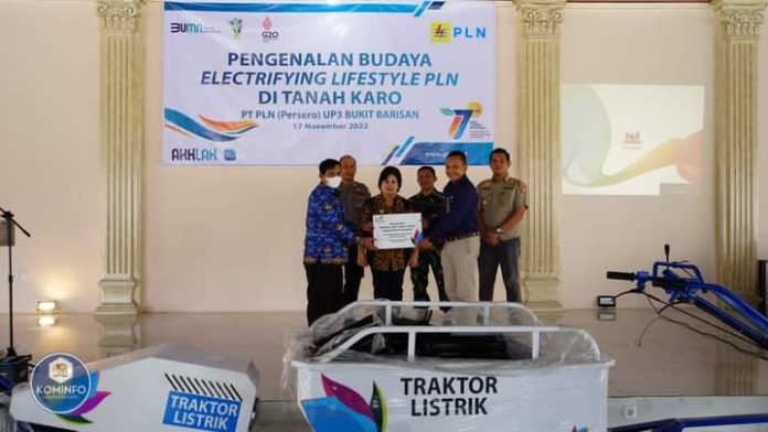 Bupati Karo Terima 2 Traktor Listrik dari PT PLN UP3 Bukit Barisan