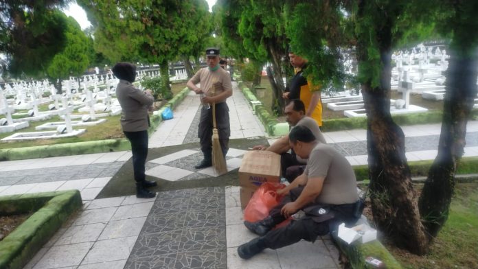 Personel Polsek Medan Timur melakukan Kurvey di TMP Jalan Sisingamangaraja, Jumat (4/11/2022). (f:mistar/ist)