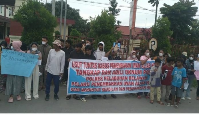 Ratusan Warga Labuhan dan Elemen Mahasiswa Demo Mapolres Pelabuhan Belawan: Lahir Sambo Belawan