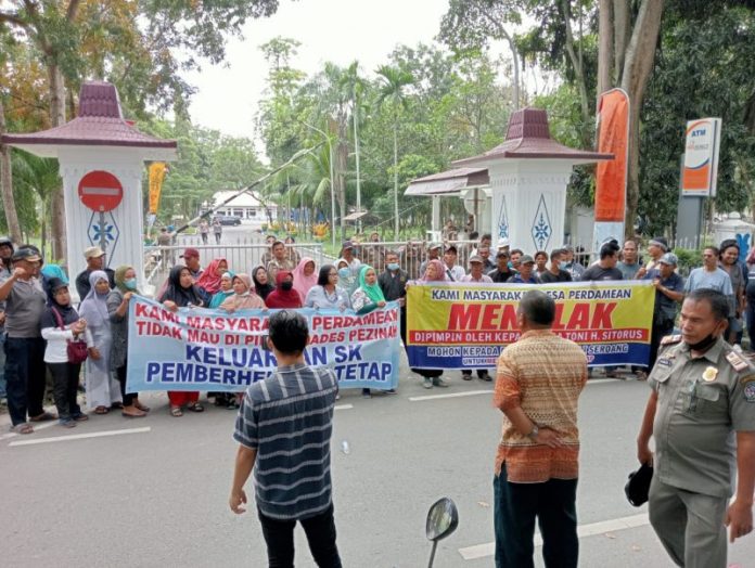 Warga Datangi Kantor Bupati Deli Serdang Minta Kades Perdamean Diberhentikan