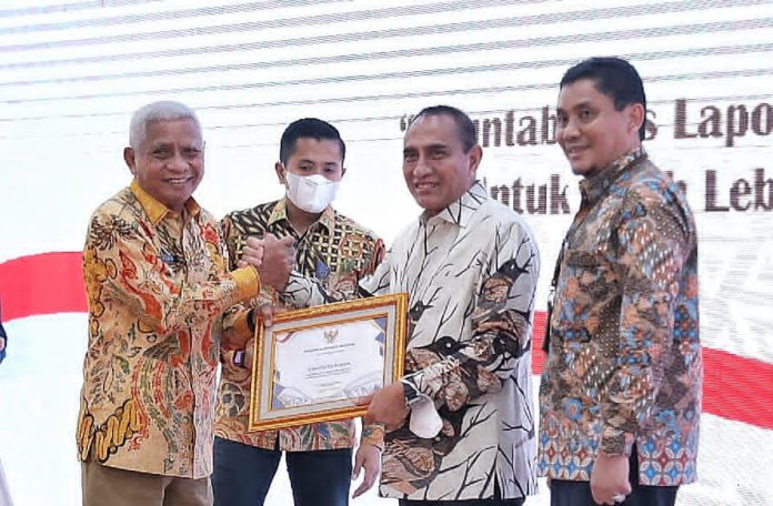 Bupati Asahan menerima penghargaan WTP diserahkan oleh Gubernur Sumut di Medan. (f:istimewa/mistar)