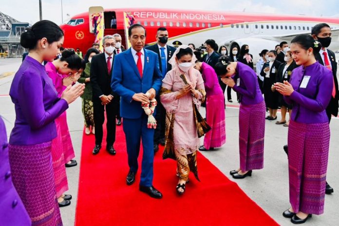 Presiden Jokowi Beserta Rombongan Mendarat di Bangkok