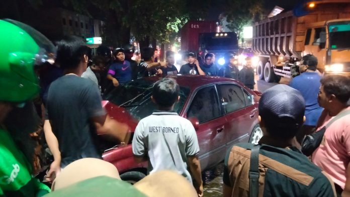 Hilang Kendali, Mobil Ferio Tabrak Pohon di Jalan Gagak Hitam Medan