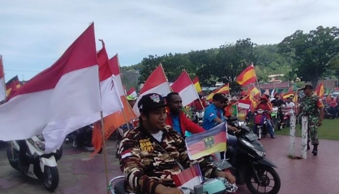 Ribuan Bendera Merah Putih Warnai Konvoi Piala Dunia di Manokwari