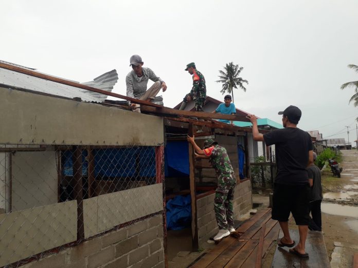 Koramil Batahan Bantu Perbaikan Rumah Korban Bencana Angin Kencang di Madina