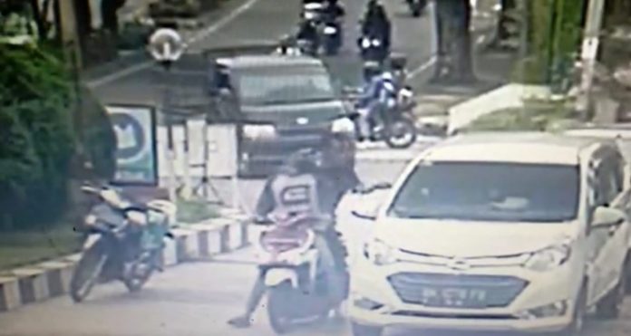 Terekam CCTV, Maling HP Beraksi di SPBU Jalan Ahmad Yani Siantar