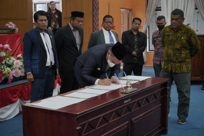 Bupati Pakpak Bharat Teken KUA PPAS APBD 2023