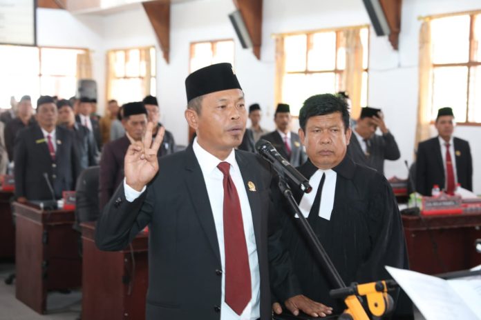 Rudi Nababan Dilantik Jadi Ketua DPRD Taput