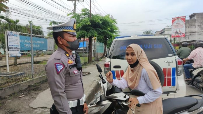 Satlantas Polres Tanjungbalai Beri Teguran Pengendara Tak Pakai Helm SNI