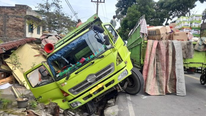 Tak Kuat Menanjak, Truk Mundur Lalu Hantam Warung di Jalan Medan Siantar