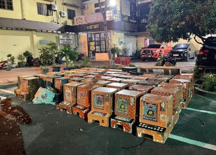 Puluhan mesin judi diamankan di halaman parkir Polrestabes Medan. (f: ist/mistar)
