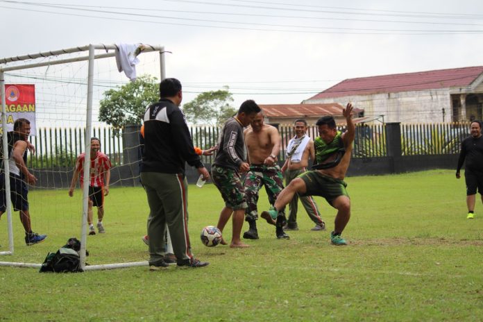 Pertandingan Futsal antara tim Kodim 0205/TK dengan insan pers se Kabupaten Karo. (f:ist/mistar)