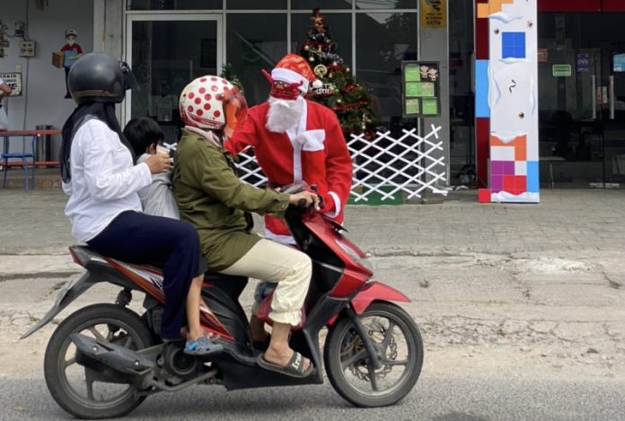 JNE Medan Hadirkan Sinterklas, Bagi-bagi Jajanan kepada Pelanggan dan Pengendara yang Melintas