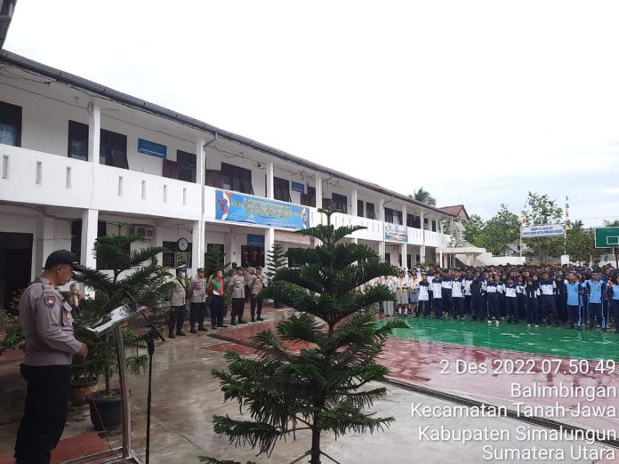 Kasat Binmas saat memberikan sambutan di SMA Teladan Tanah Jawa (f:ist/mistar)