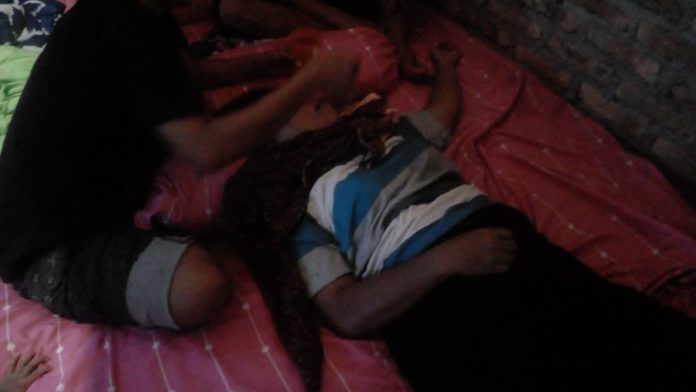 Foto salma yang sedang terbaring sakit di rumahnya. (f:ist/mistar)