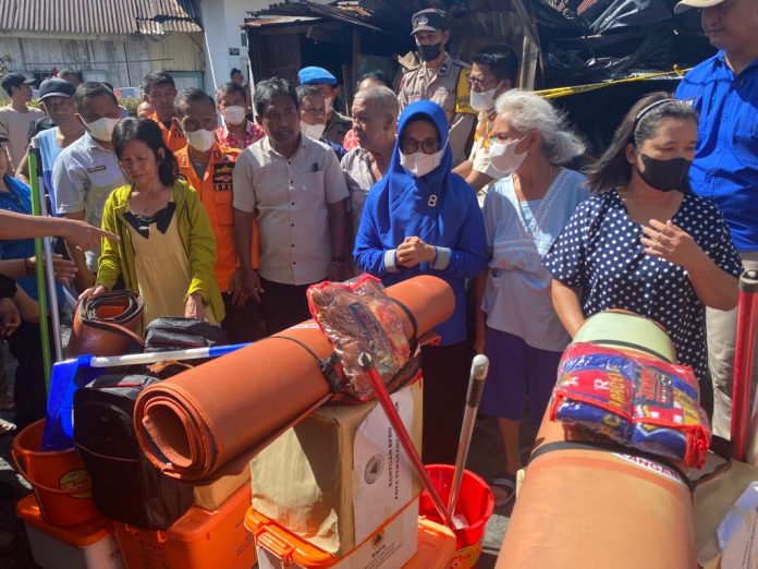Wali Kota Pematang Siantar dr Susanti Dewayani memberikan bantuan kepada korban kebakaran di Jalan Pematang, Kota Pematang Siantar, Kamis (1/12/22). (f:ist/mistar.id).