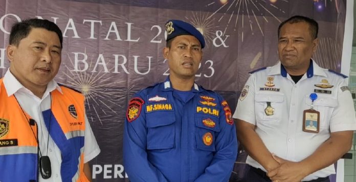 Dari kiri Kasubdit TSDP Bambang Siswoyo, Personel Polariud Danau Toba MF Sinaga dan Kepala KSOPP Danau Toba Rijaya Simarmata (f:ist/mistar)