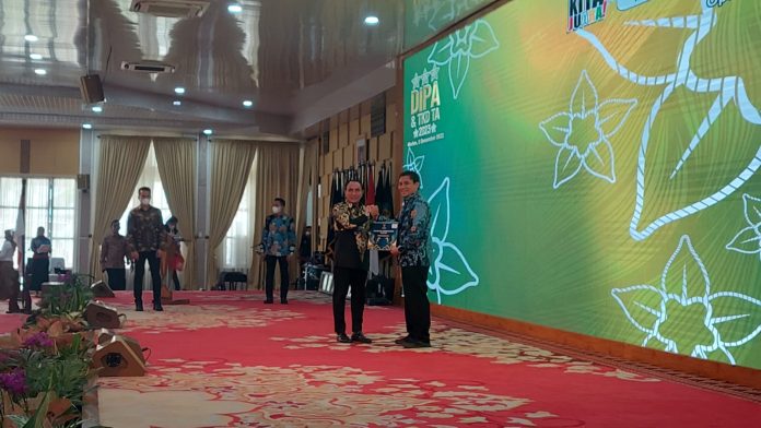 Gubernur Sumatera Utara, Edy Rahmayadi saat menerima secara simbolis Daftar Isian Pelaksaan Anggaran (DIPA) dan Daftar Alokasi Transfer ke Daerah (TKD) Tahun Anggaran 2023 di Aula Tengku Rizal Nurdin, Jumat (2/12/2022). (f:anita/mistar)