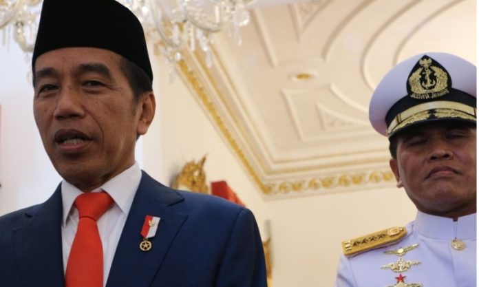 Presiden Joko Widodo dan Kepala Staf Angkatan Laut (Kasal) Laksamana TNI Muhammad Ali menyampaikan keterangan di Istana Negara Jakarta, Rabu (28/12/2022). ANTARA/Desca Lidya Natalia.