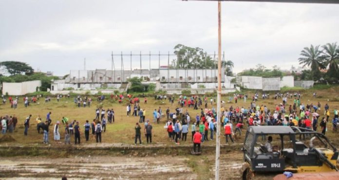 Pemko dan Polres Siantar Bersama TNI Gotroy Bersihkan Stadion Sangnaualuh